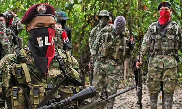 Combates entre grupos armados ilegales y el Ejército Nacional en Antioquia.