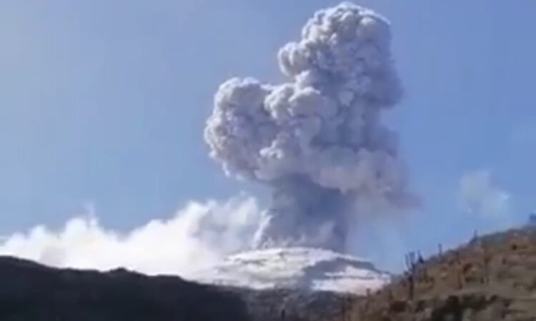 Las autoridades colombianas han elevado el nivel de alerta del volcán Nevado del Ruiz a naranja por primera vez en diez años debido a la evaluación de eventos sísmicos registrados en los últimos días