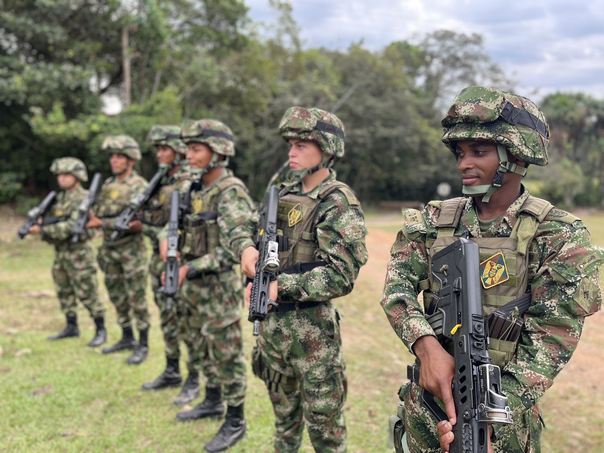 En este artículo se discute la decisión del Ejército Colombiano de retirar a 748 soldados profesionales que han cumplido con el tiempo de servicio y tienen derecho a pensión.